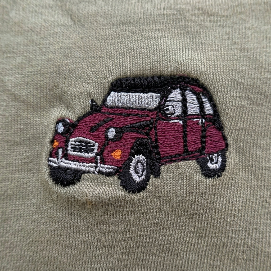 Citroën-2CV-Stickerei in Bordeaux, Nahaufnahme auf der Baumwolle