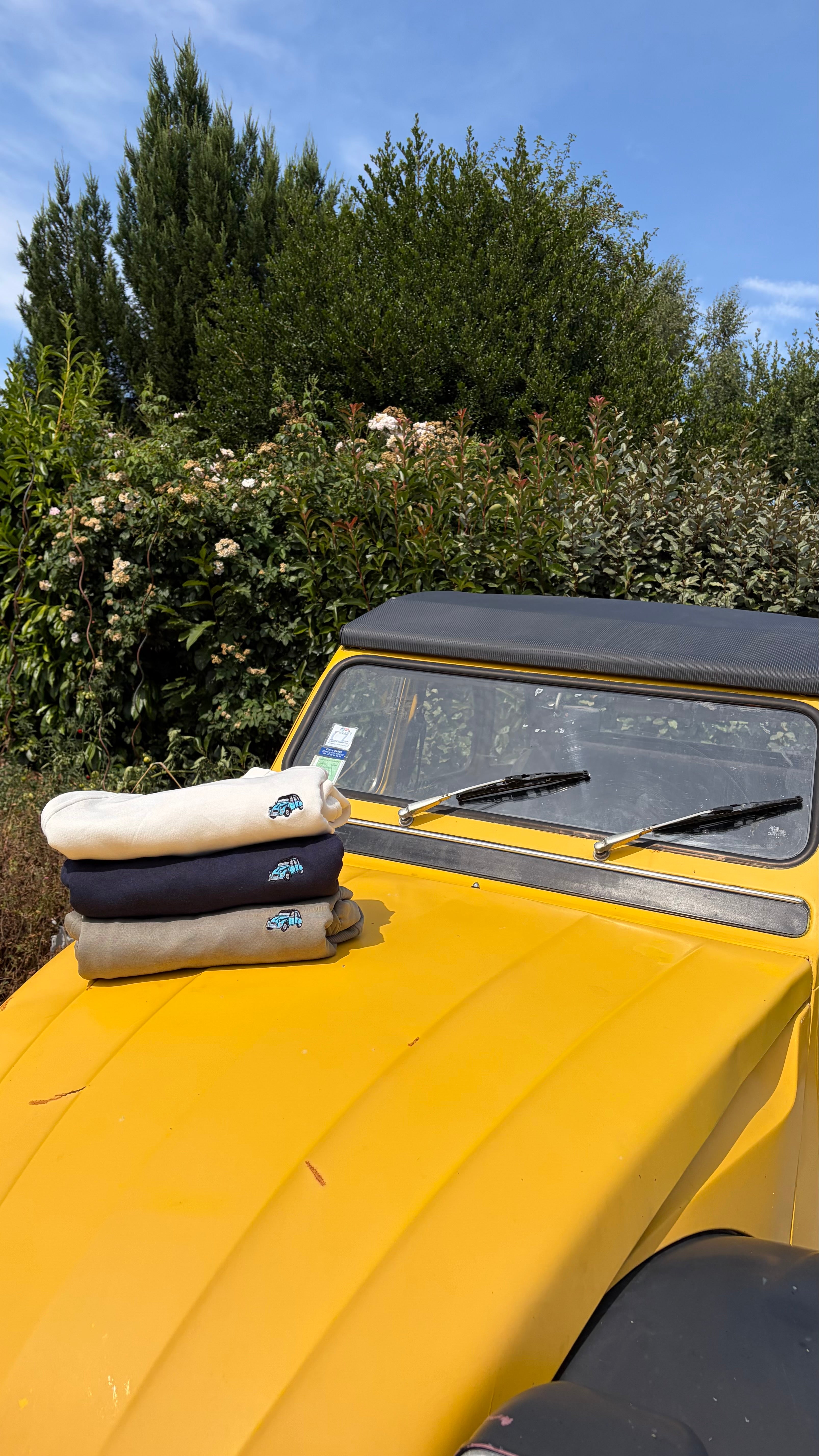 Overcut-Sweatshirt mit Citroën-2CV-Stickerei auf der Motorhaube einer gelben Ente